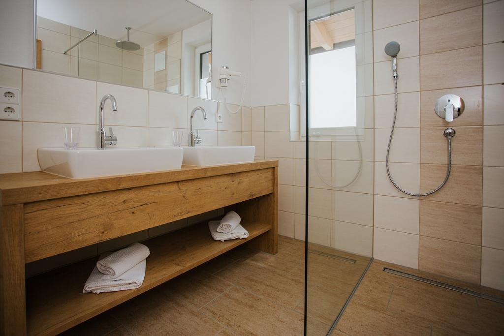 Apartmenthaus Strasswirt De Luxe Tröpolach Eksteriør bilde